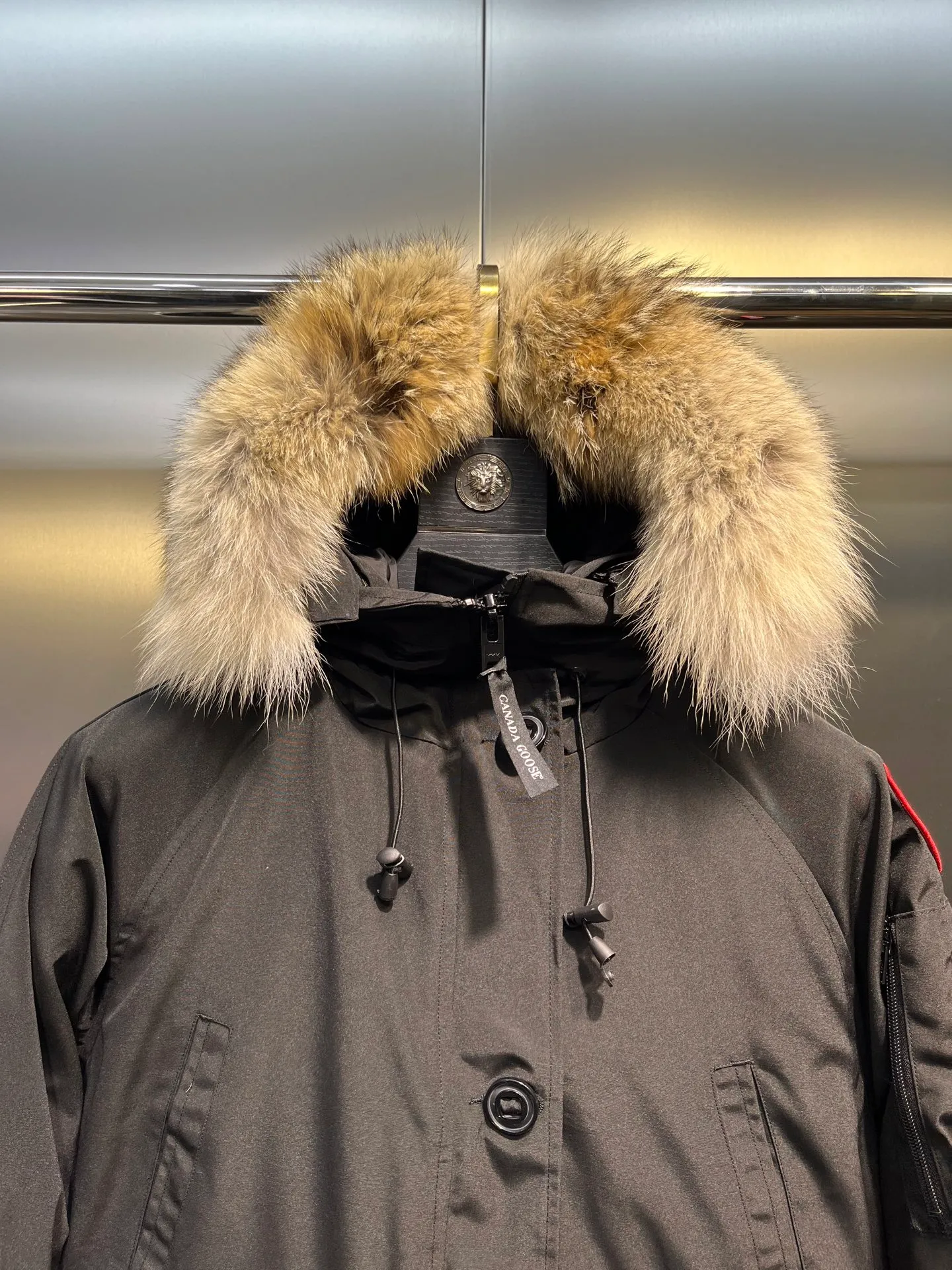 P780 CANADA GOOES 02 model (black) Chilliwa bomber jacket 02 model, chosen by Arctic and Antarctic scientific expedition teams as cold-proof equipment, the Rolls-Royce of down jackets. ➖ Industry-leading anti-counterfeiting chip sensing. ➖ Imported Behringer embroidery machines and customized embroidery labels, the highest level and industry leading. ➖ Imported Korean 21-count polyester-cotton blended original fabric, TC85 waterproof coated fabric, water-repellent, windproof and wear-resistant. ➖ The new national standard 80 white duck down is filled with an average of 520 grams of down. The amount of down filled is industry-leading. ➖ 100% nylon lon lining with double double-layer sealing design to prevent velvet running, seamless thread design on cuffs! ➖ Western Canadian Green Wolf Collar. ➖ Yoshida YKK provides original factory-customized electroplated sliders. YKK two-way lockable zippers are tight and smooth and do not peel off paint. ➖ 3M composite Velcro is durable and the accessories and hardware are all custom-made. Note: Our copywriting is only simple and clear. Instead of bragging about the copywriting, it is better to compare and understand with samples. Only for the purest, most focused, most professional, highest quality, and highest sex!  size：xs-xl